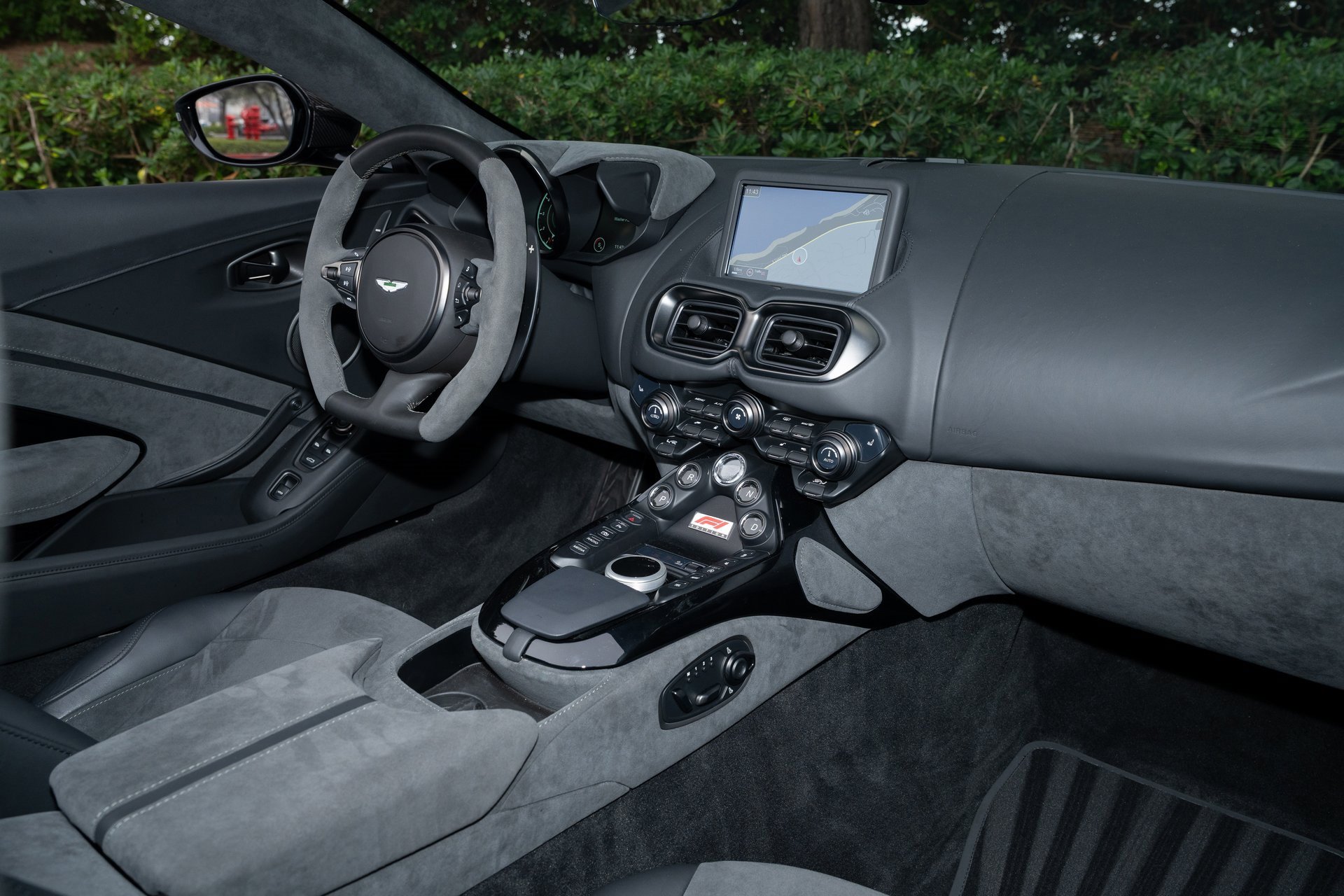 Used 2023 Aston Martin V8 Vantage Roadster image 17