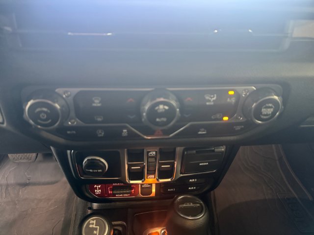 Used 2025 Jeep Gladiator Sport AWD/4WD image 3