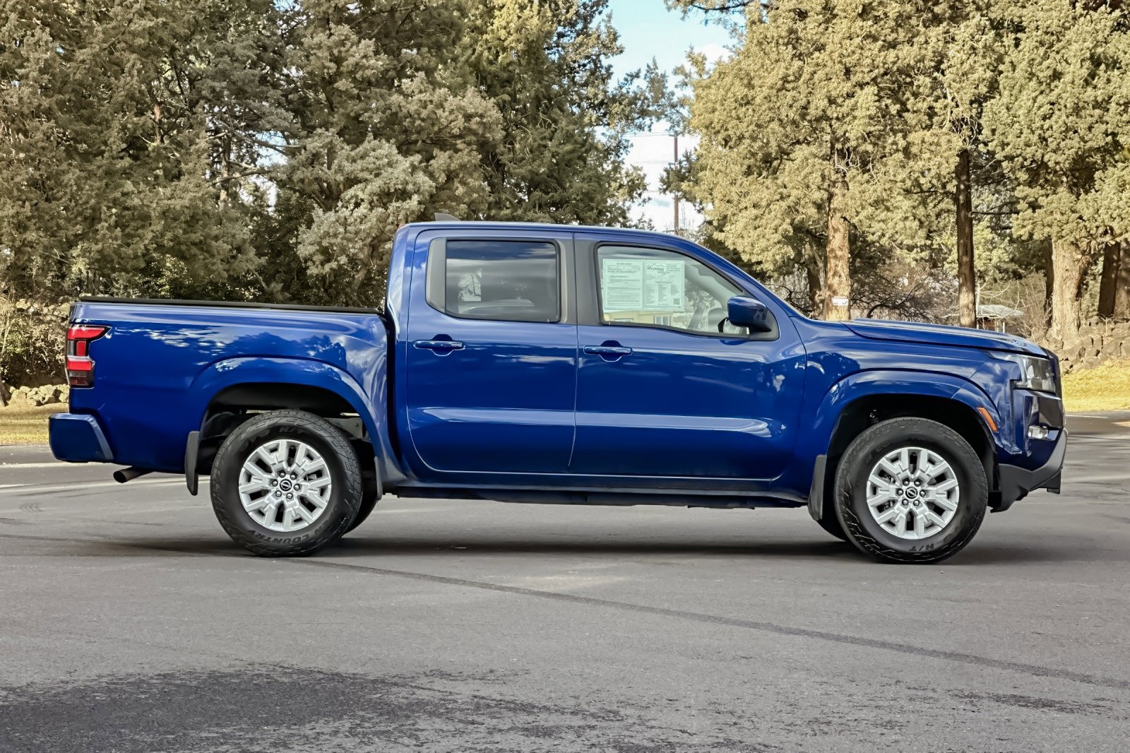 Used 2022 Nissan Frontier SV image 3