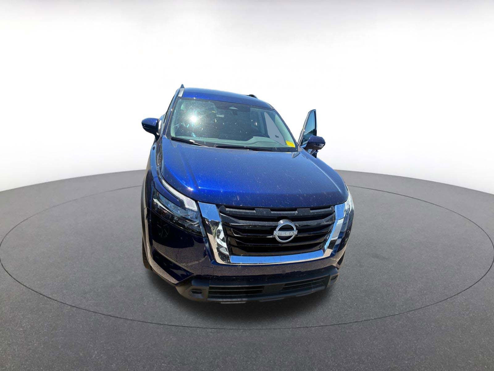 Used 2025 Nissan Pathfinder SV image 4