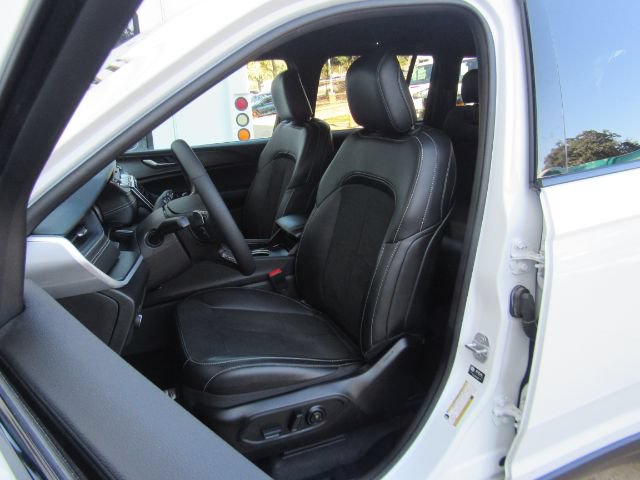 Used 2025 Jeep Grand Cherokee Altitude AWD/4WD image 16