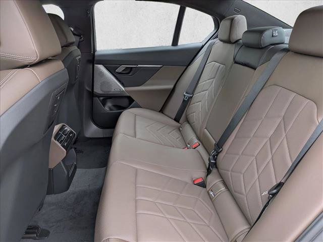 Used 2026 BMW i5 eDrive40 w/ Premium Package RWD image 17