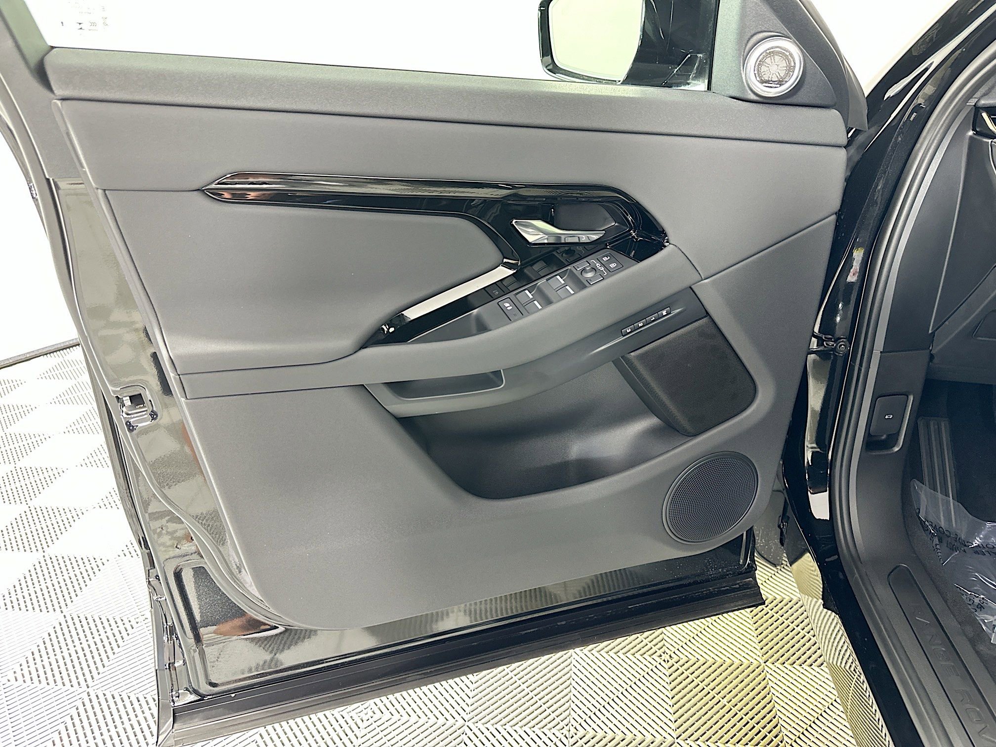 Used 2026 Land Rover Range Rover Evoque S image 14