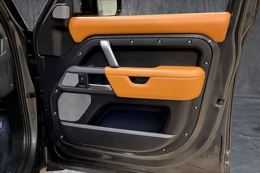 Used 2023 Land Rover Defender 130 X-Dynamic SE image 29