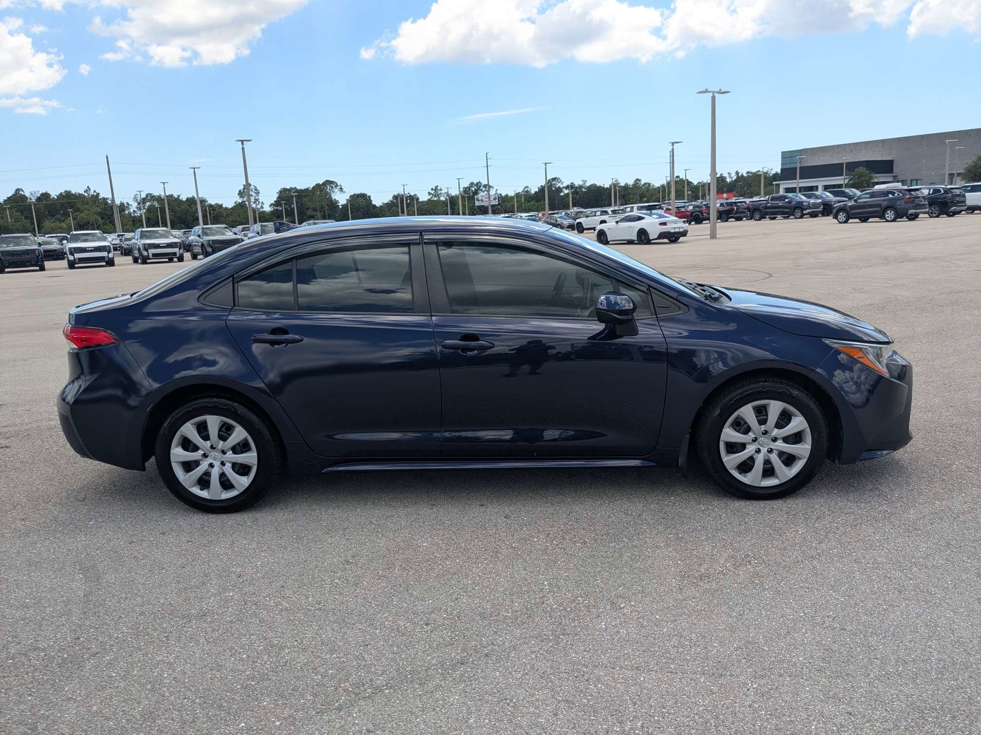 Used 2021 Toyota Corolla LE FWD image 4