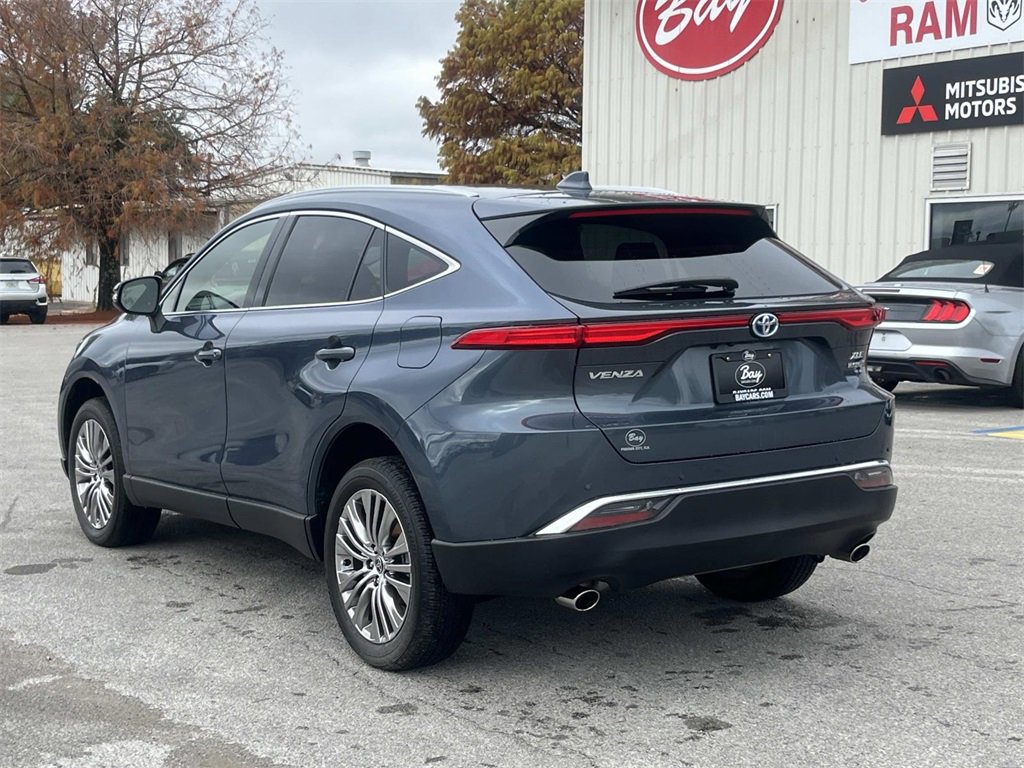 Used 2022 Toyota Venza XLE image 3
