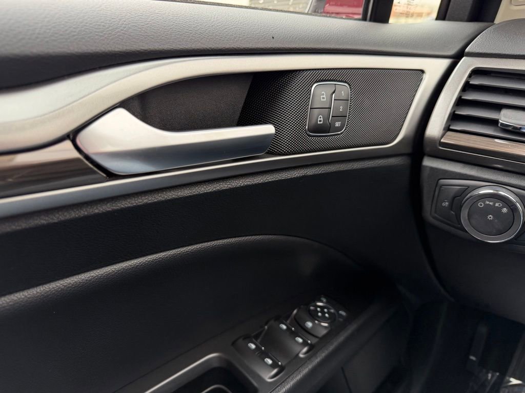 Used 2018 Ford Fusion SE w/ Fusion SE Technology Package FWD image 25