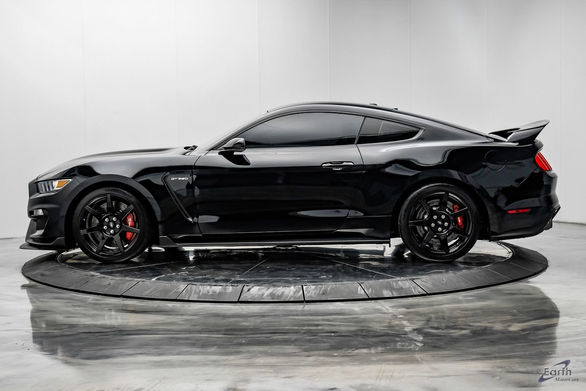 Used 2018 Ford Mustang Shelby GT350R w/ GT350R Equipment Group 920A RWD image 7