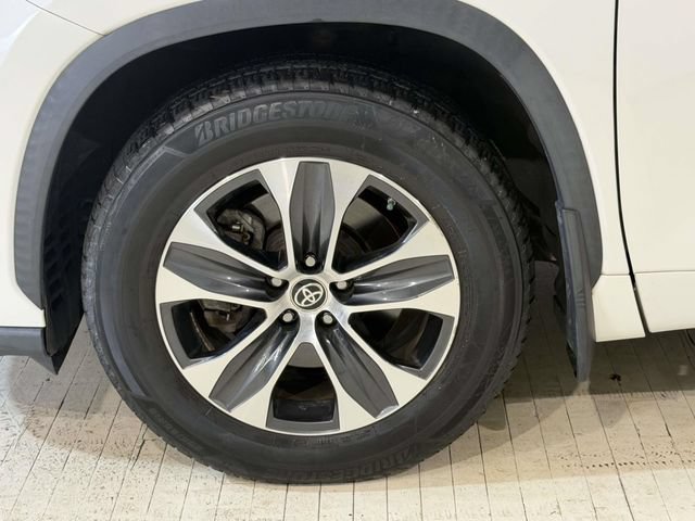 Used 2021 Toyota Highlander XLE AWD/4WD image 13