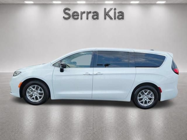 Used 2026 Chrysler Pacifica Select FWD image 2