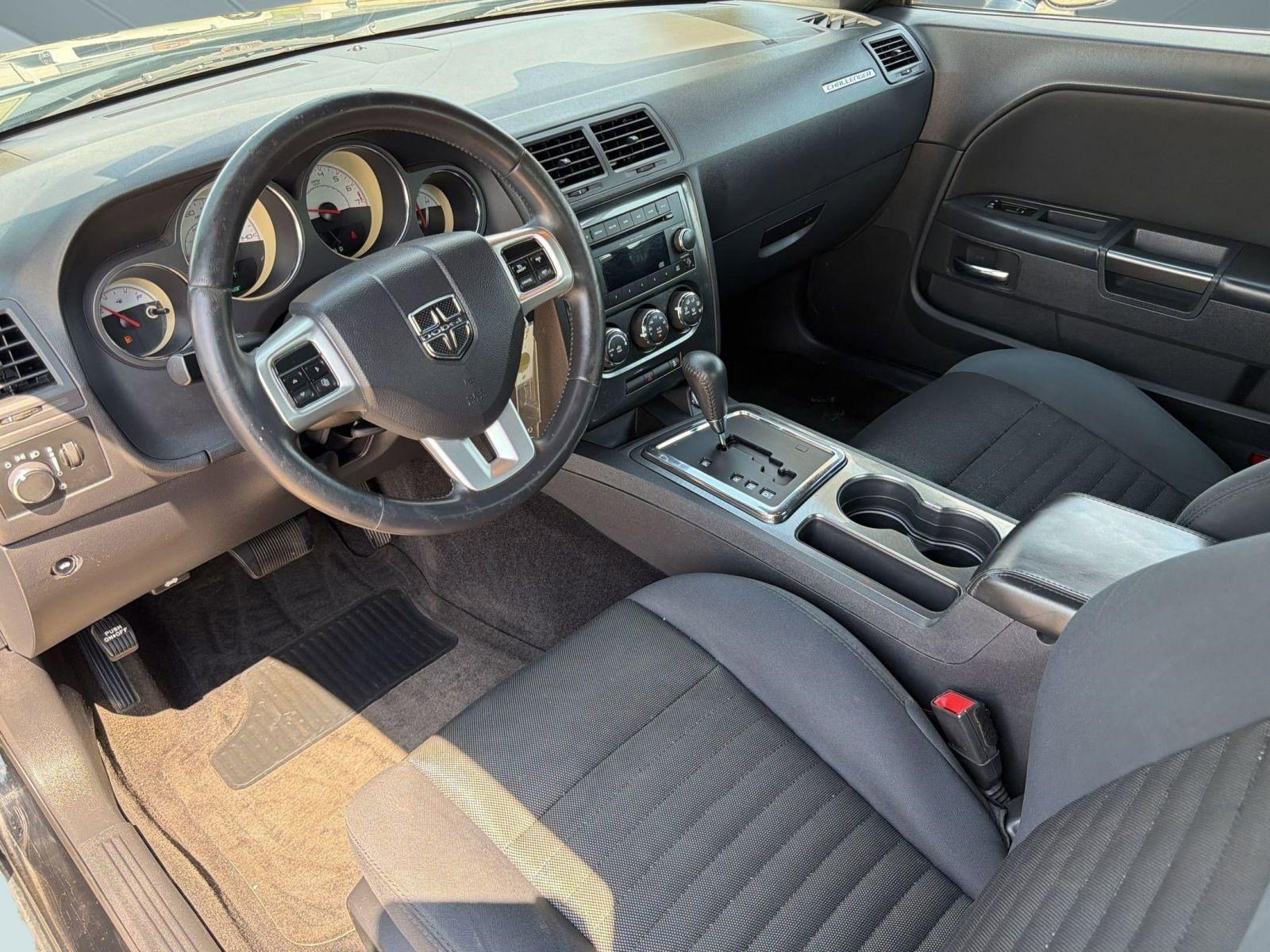 Used 2014 Dodge Challenger SXT RWD image 4