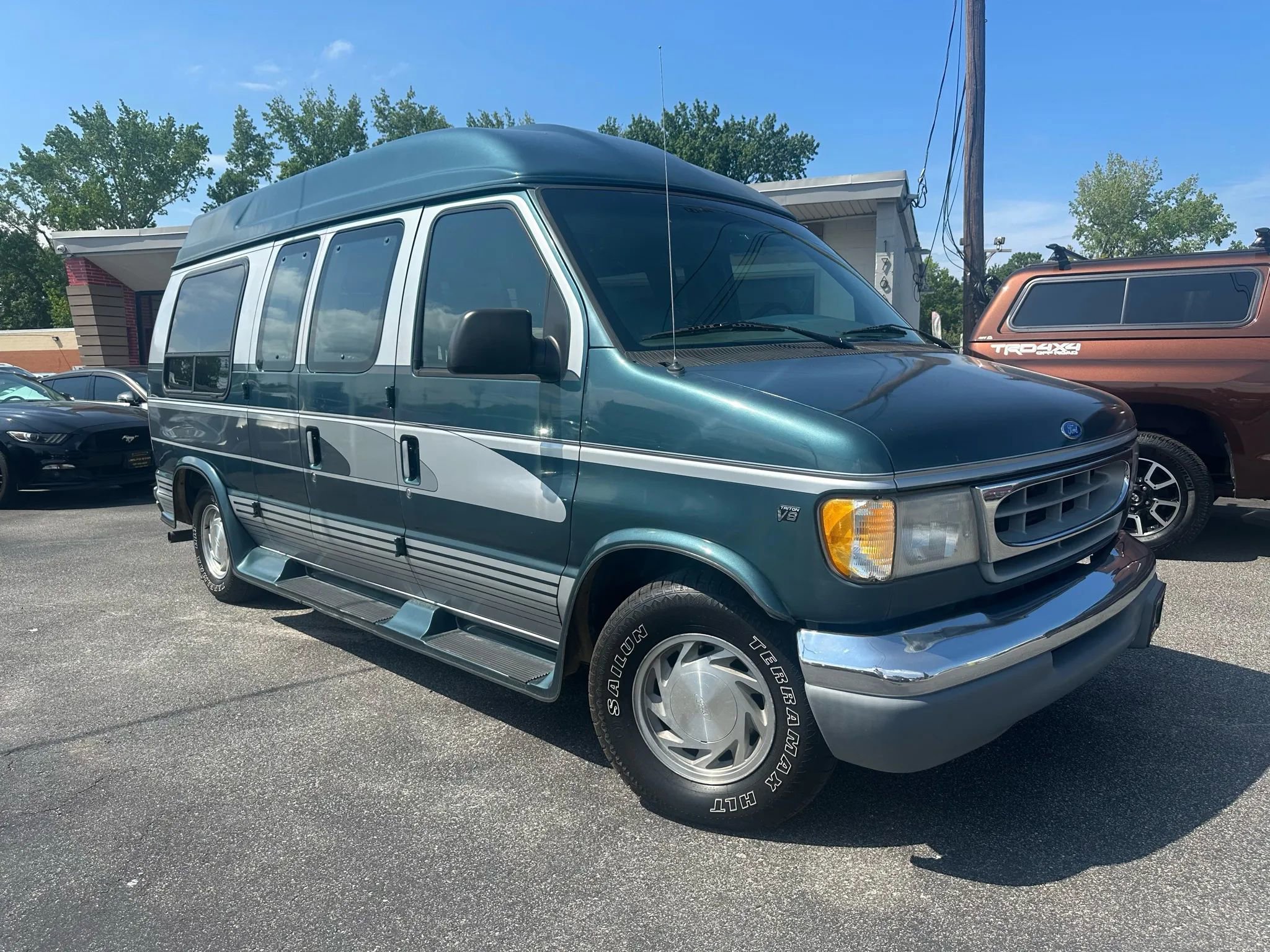 Used 1997 Ford E-150 and Econoline 150 image 1