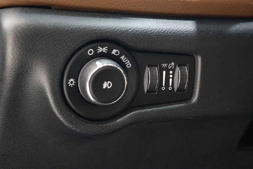 Used 2017 Chrysler Pacifica Limited w/ UConnect Theater Package FWD image 20