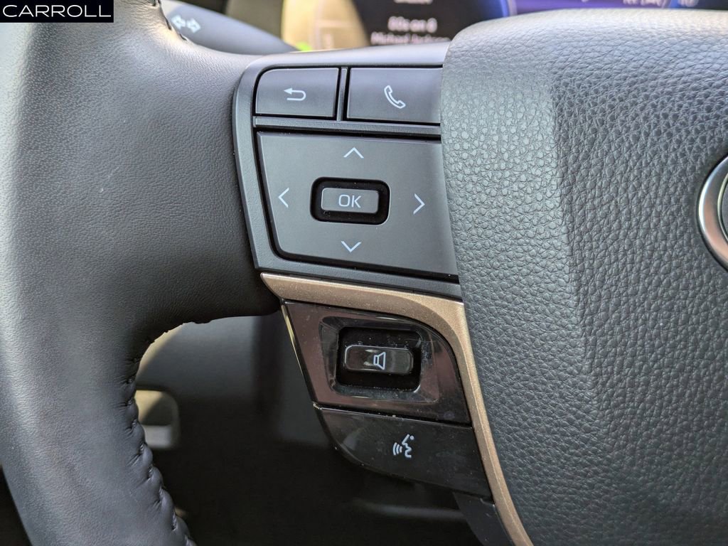 Used 2023 Toyota Crown Limited image 28