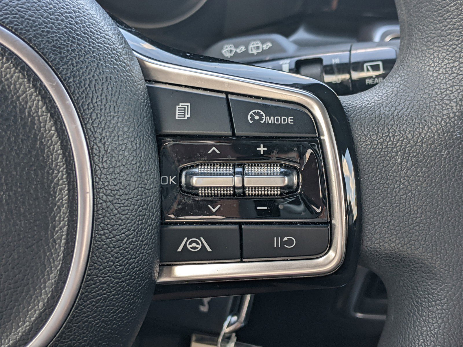 Used 2023 Kia Sorento LX image 37