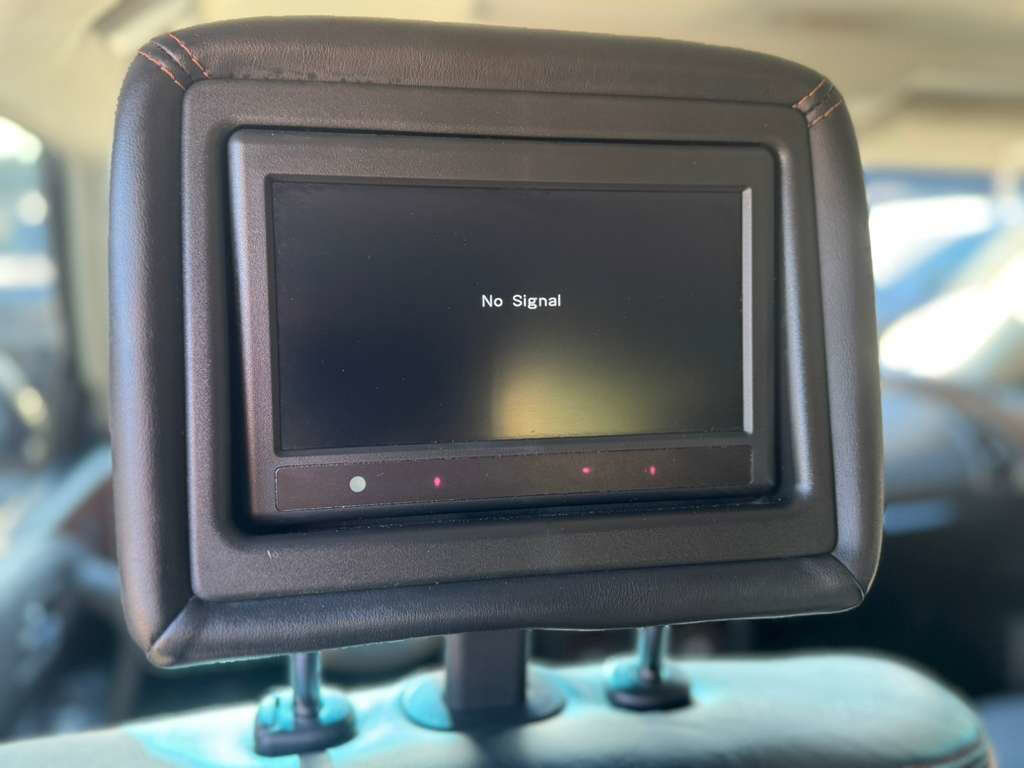 Used 2017 Nissan Armada Platinum w/ Interior Lighting Package image 19