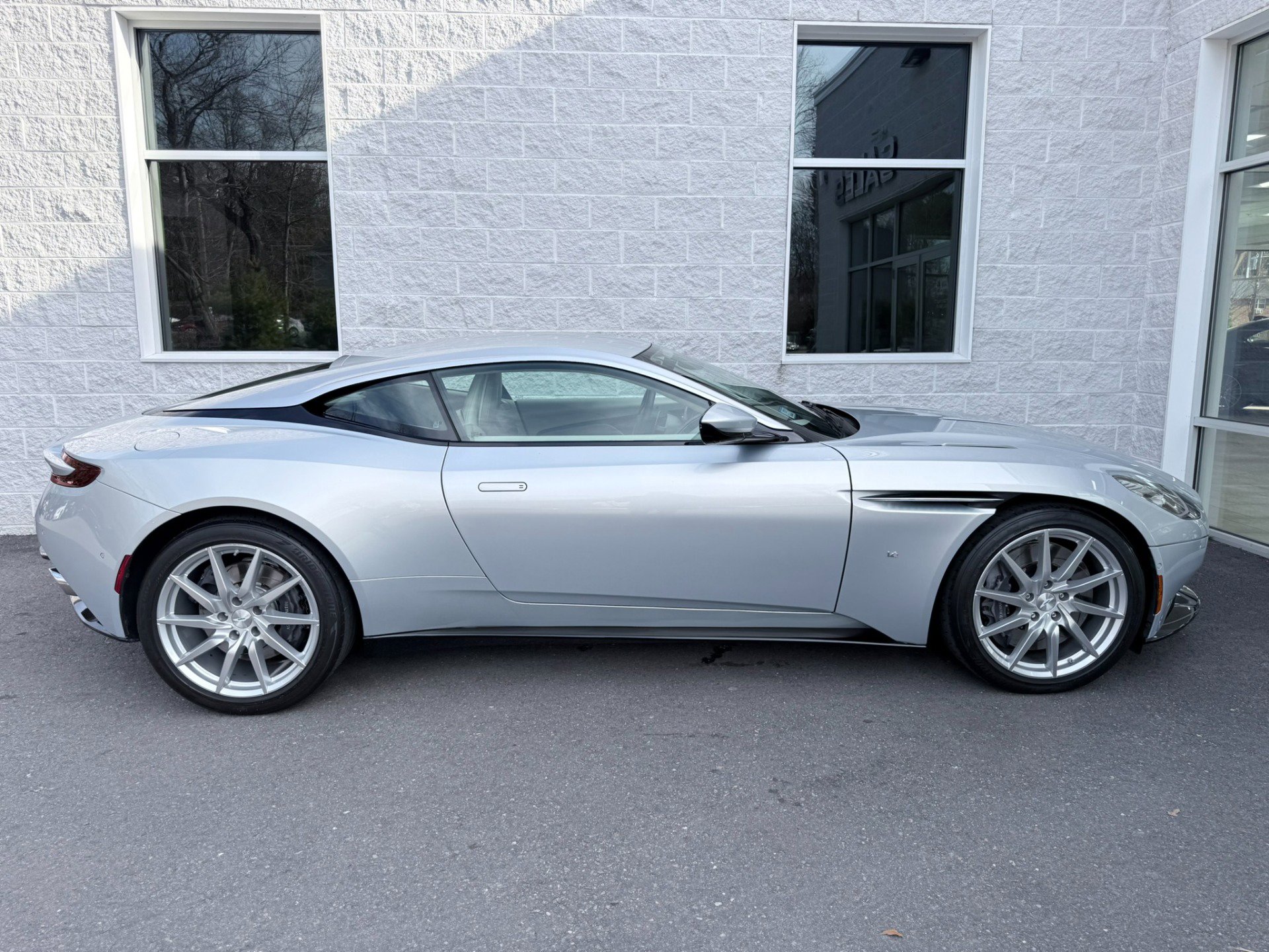 Used 2017 Aston Martin DB11 V12 image 30