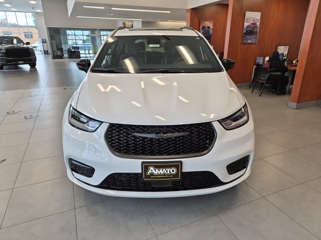 New 2026 Chrysler Pacifica Limited w/ S Appearance Package image 3