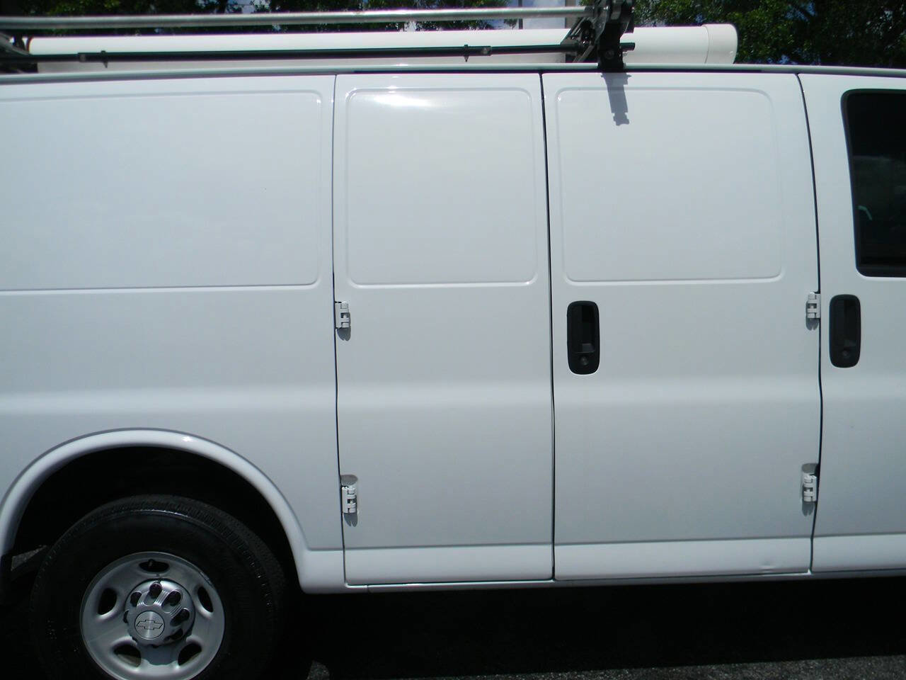 Used 2017 Chevrolet Express 2500 image 17