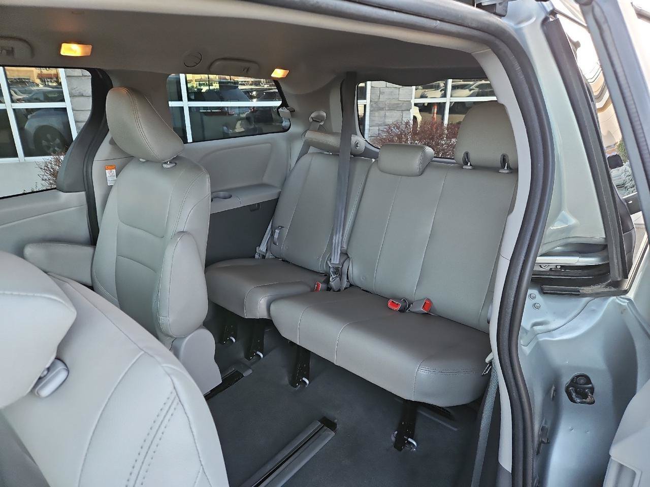 Used 2020 Toyota Sienna L FWD image 22