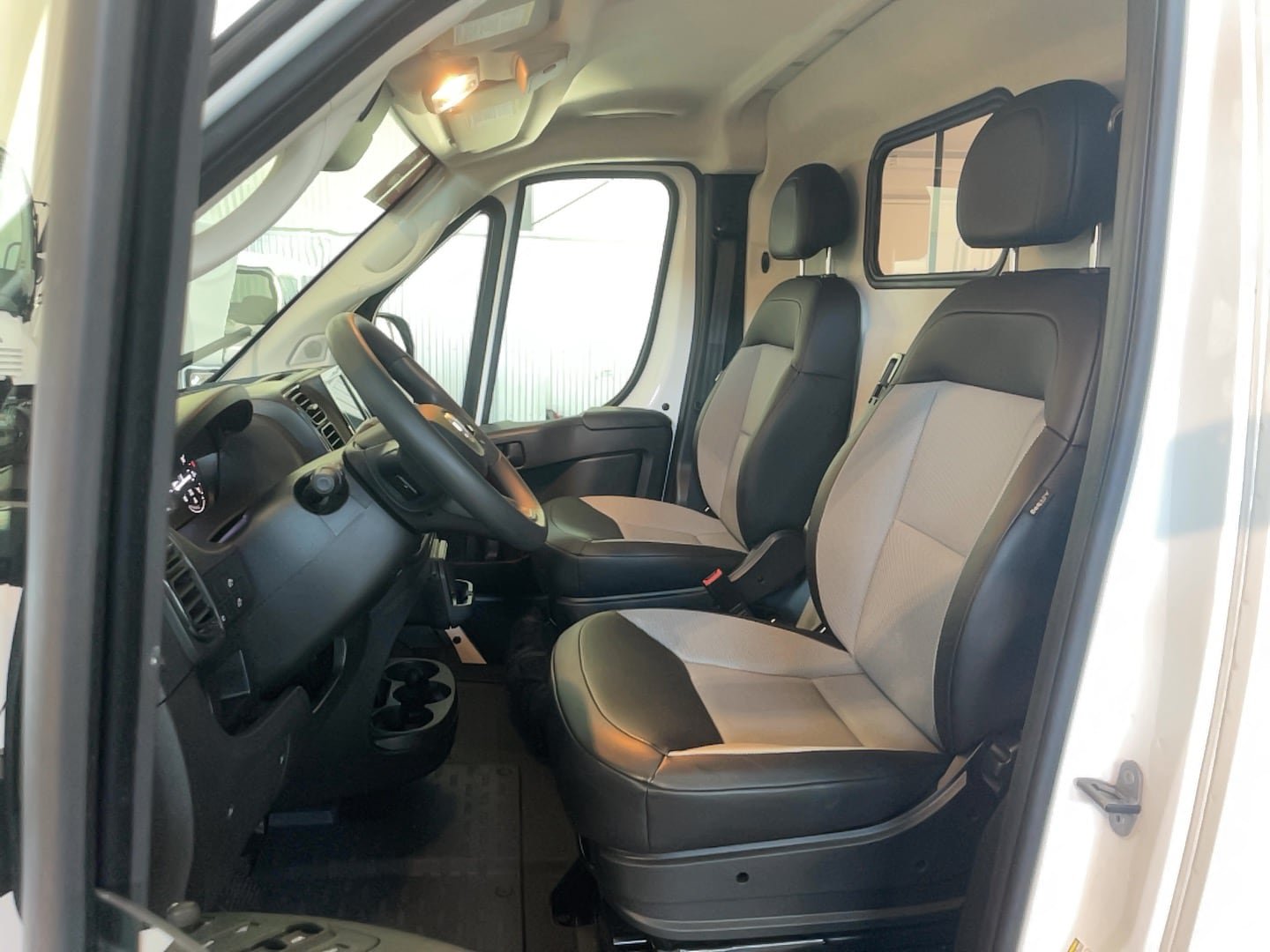Used 2025 RAM ProMaster 3500 w/ Convenience Group FWD image 9