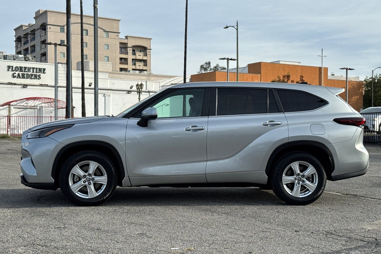 Certified 2025 Toyota Highlander LE FWD image 7