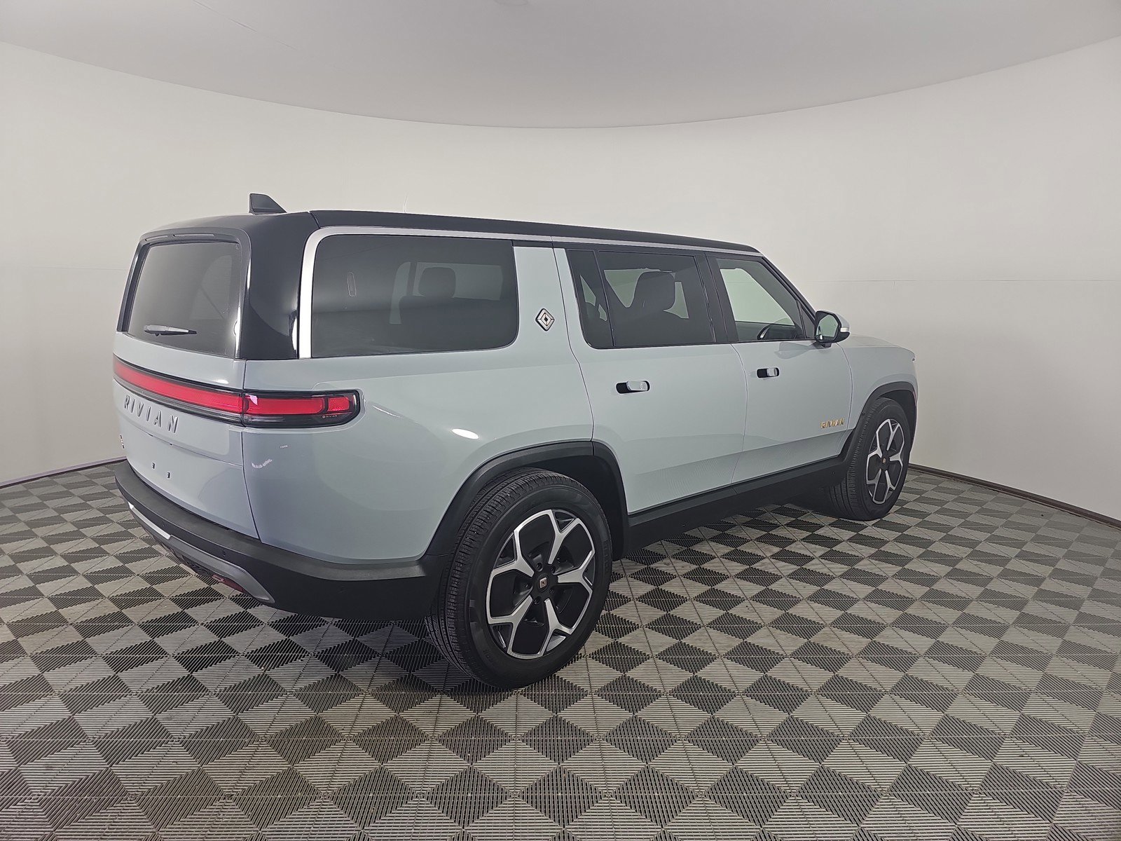 Used 2024 Rivian R1S Adventure AWD/4WD image 5