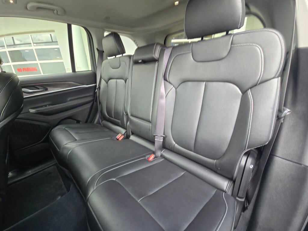 Used 2023 Jeep Grand Cherokee Limited image 14