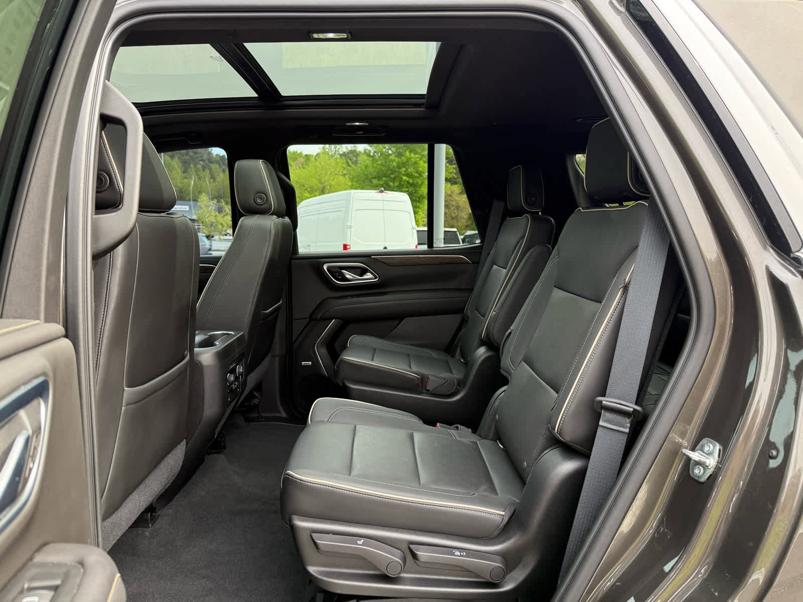 Used 2021 Chevrolet Tahoe Premier w/ Premium Package AWD/4WD image 23