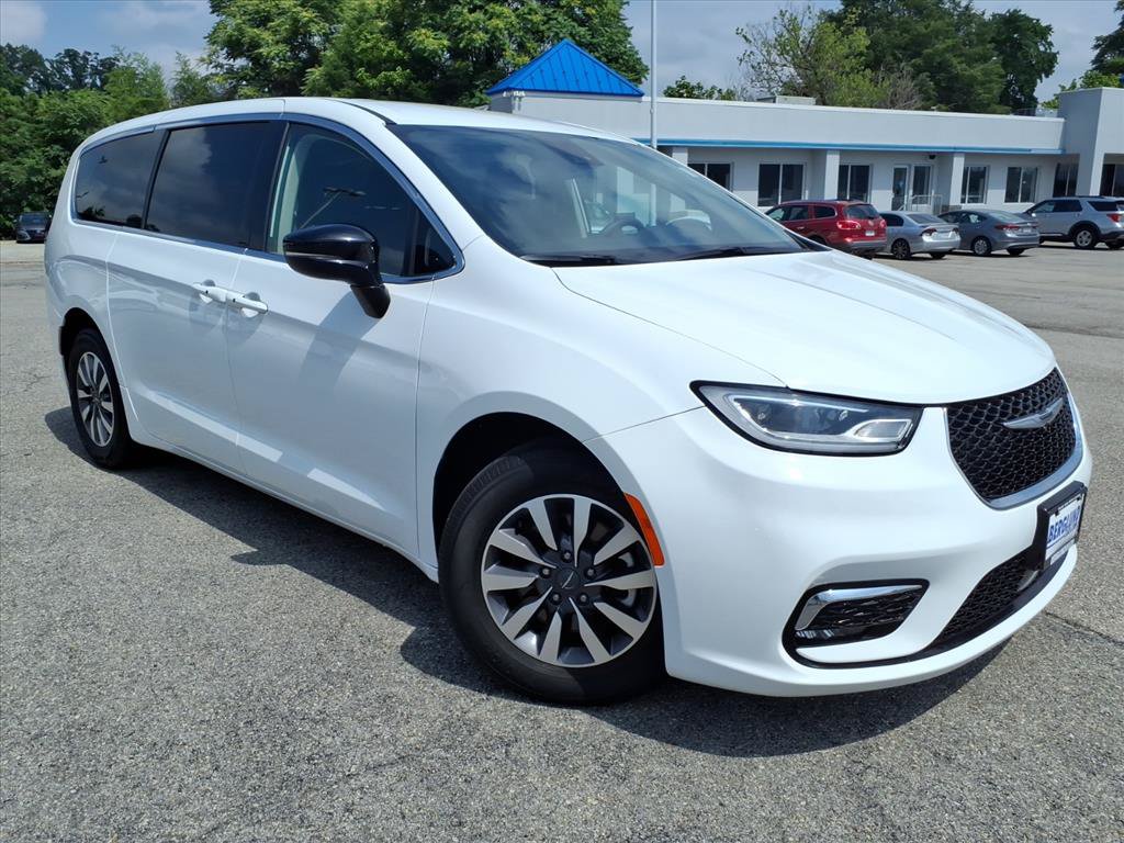 Used 2024 Chrysler Pacifica Limited FWD image 2