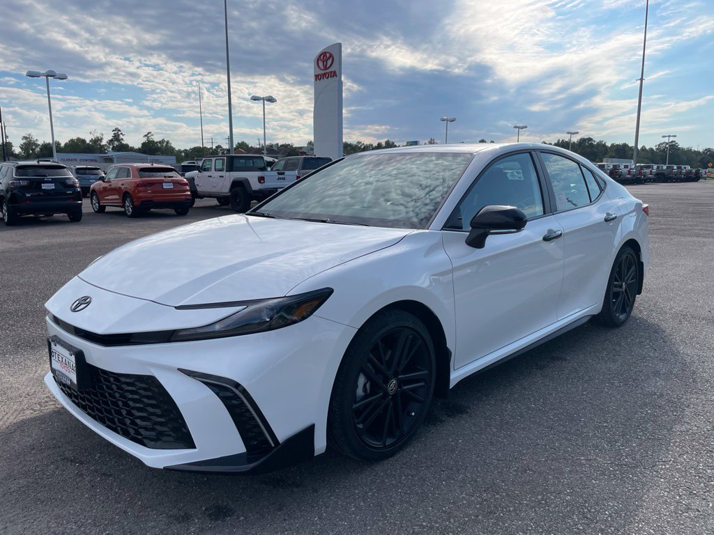 New 2026 Toyota Camry Hybrid FWD image 3