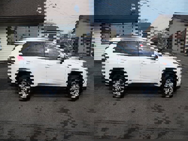 Used 2019 Toyota RAV4 LE w/ Carpet Mat Package AWD/4WD image 2