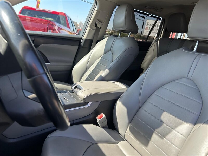 Used 2020 Toyota Highlander XLE AWD/4WD image 33