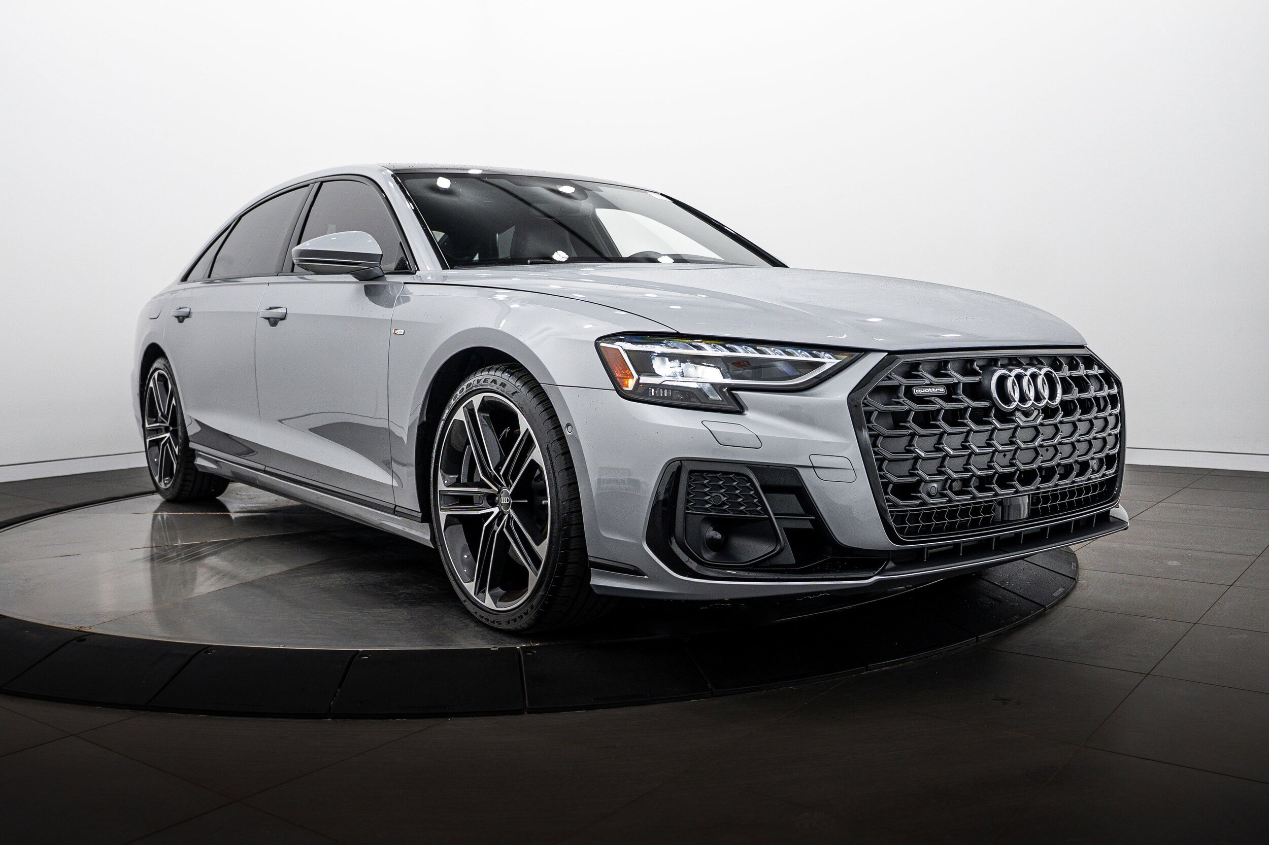 Used 2025 Audi A8 L 3.0T AWD/4WD image 2