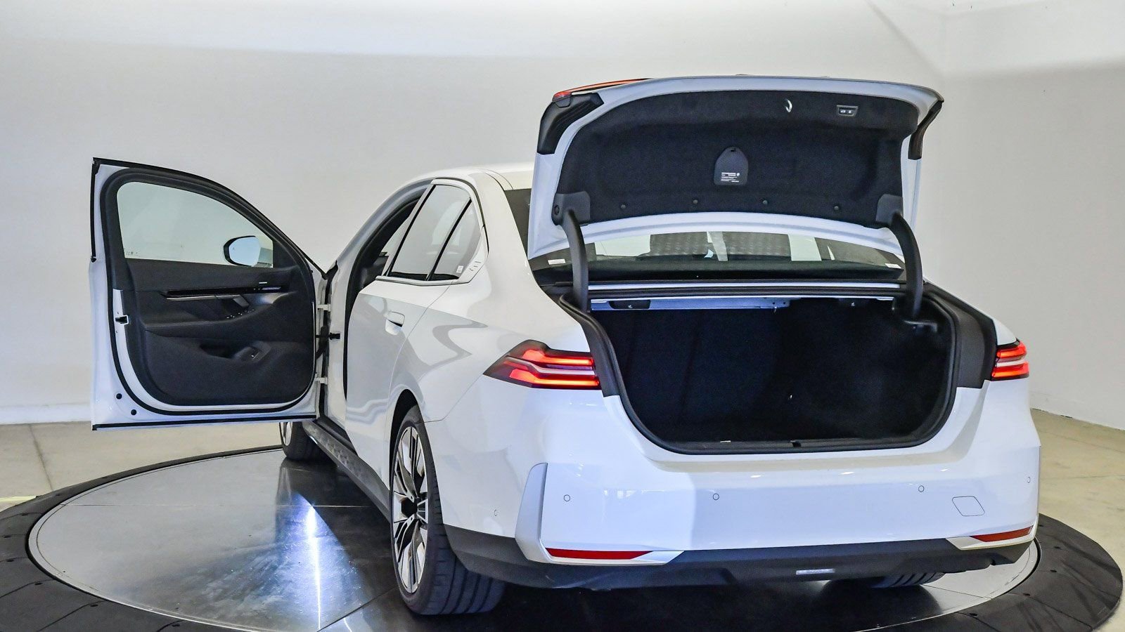 Used 2025 BMW 530i image 29