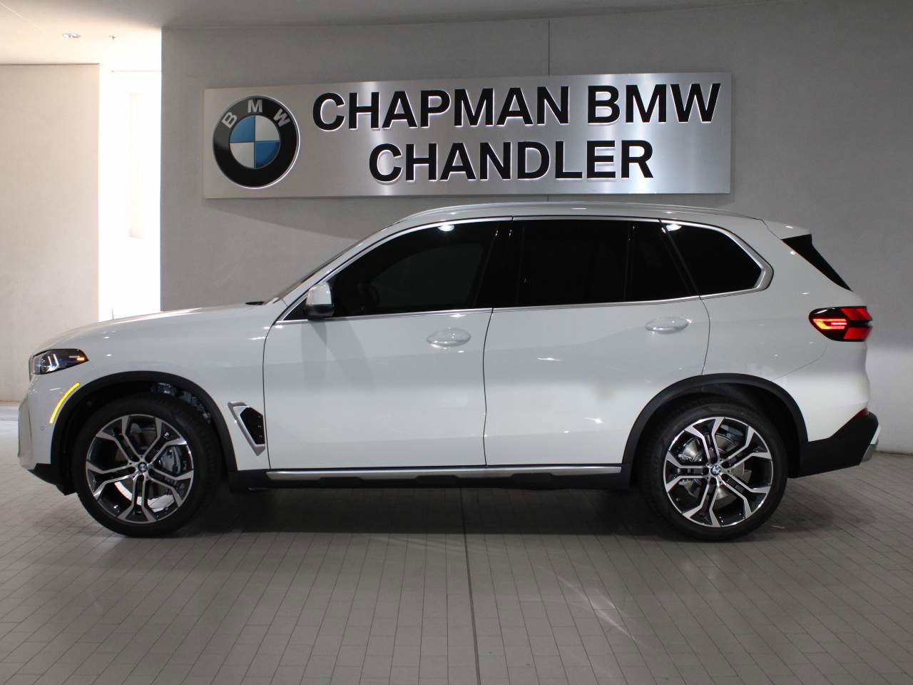 Certified 2026 BMW X5 sDrive40i w/ Executive Package RWD image 3