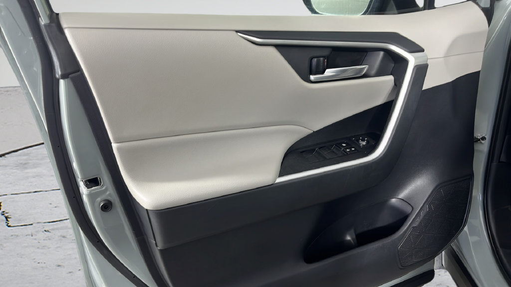 Used 2020 Toyota RAV4 XLE w/ Convenience Package FWD image 15