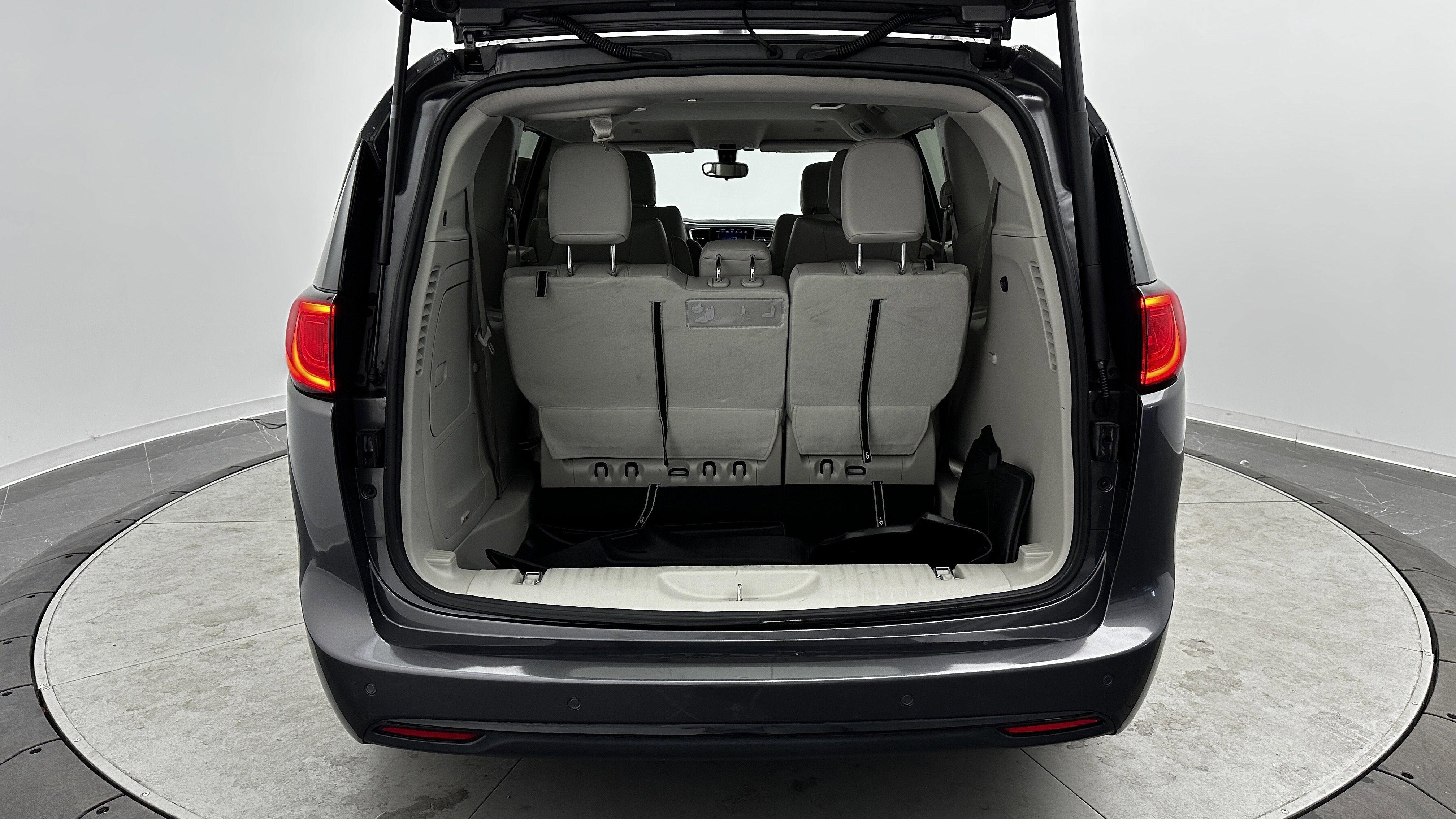 Used 2018 Chrysler Pacifica Touring-L image 30