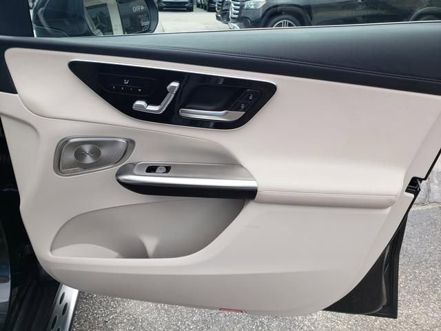 Used 2025 Mercedes-Benz GLC 300 4MATIC image 17