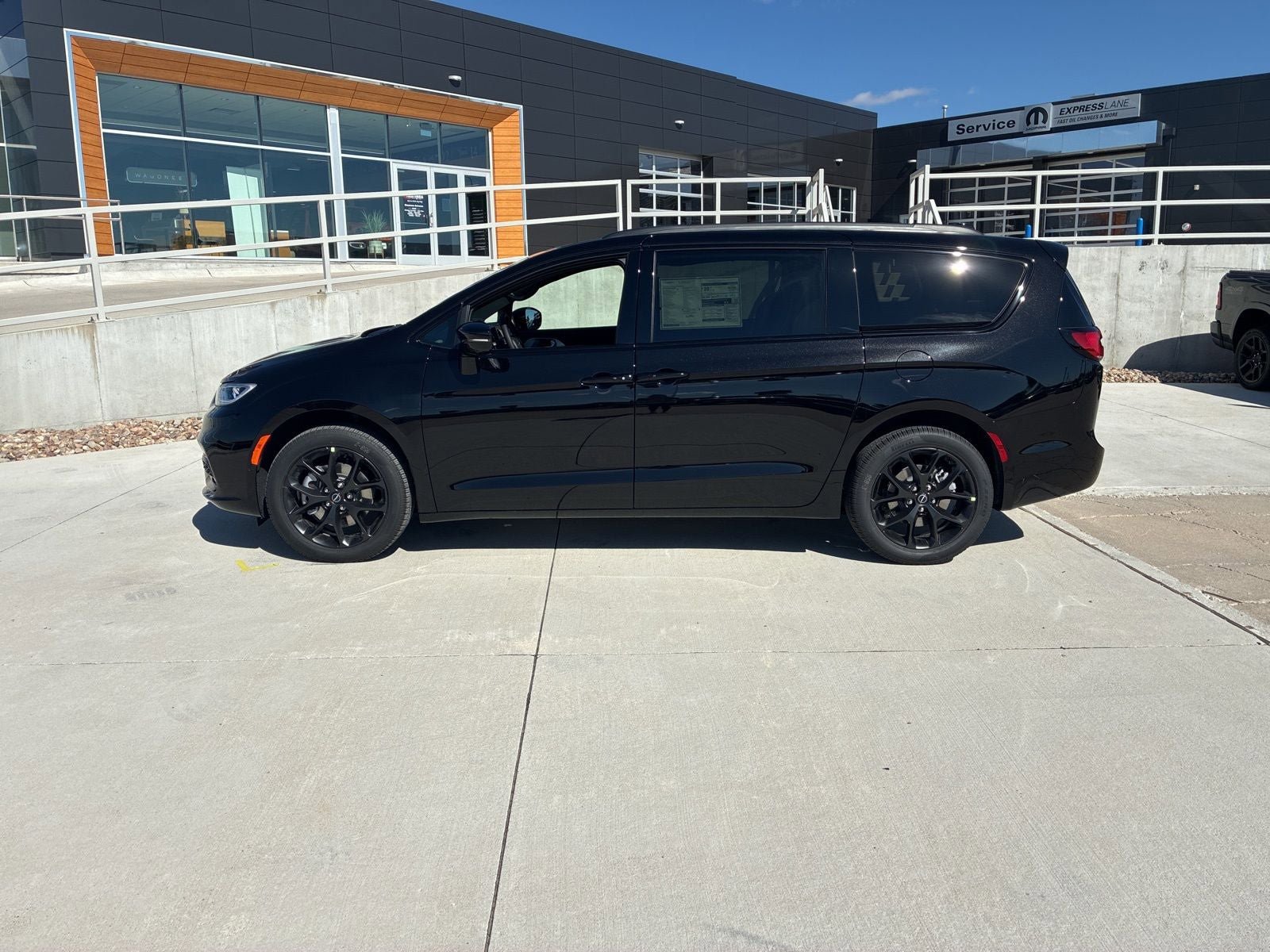 New 2026 Chrysler Pacifica Limited w/ Uconnect Theater Family Group image 2