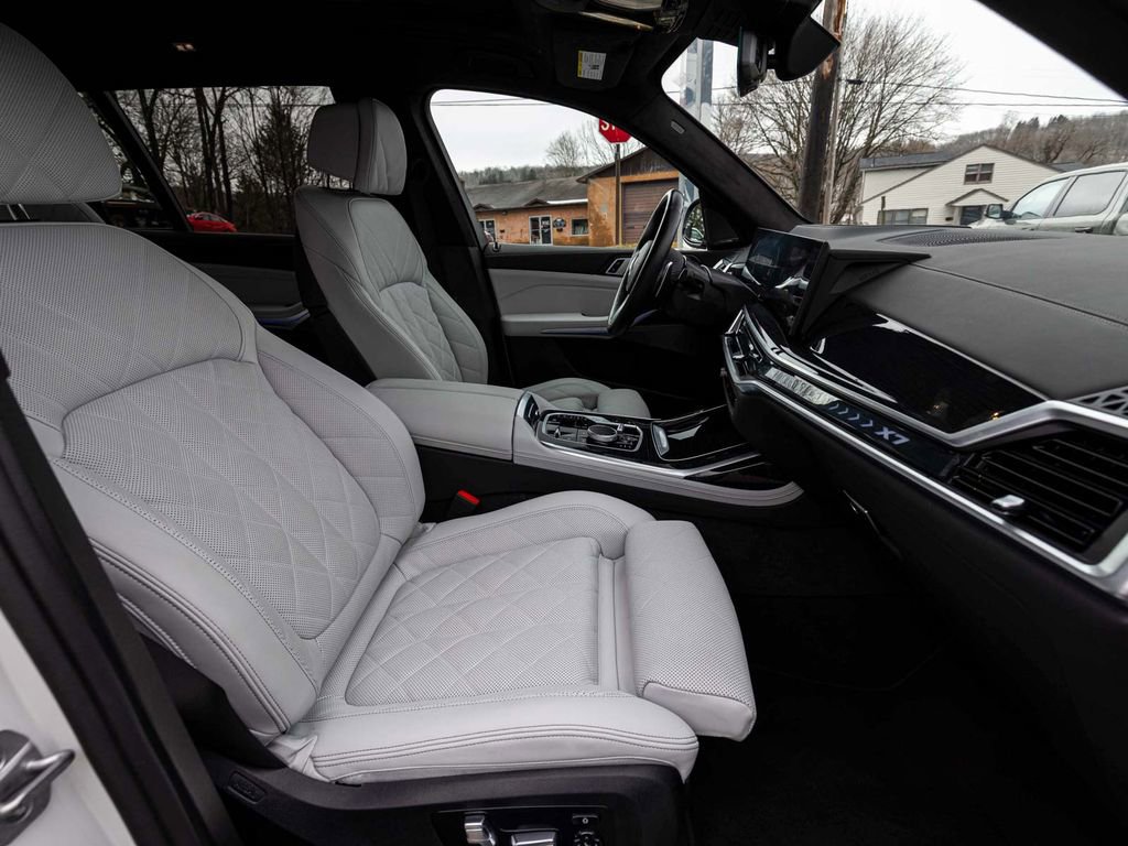 Used 2026 BMW X7 xDrive40i AWD/4WD image 33