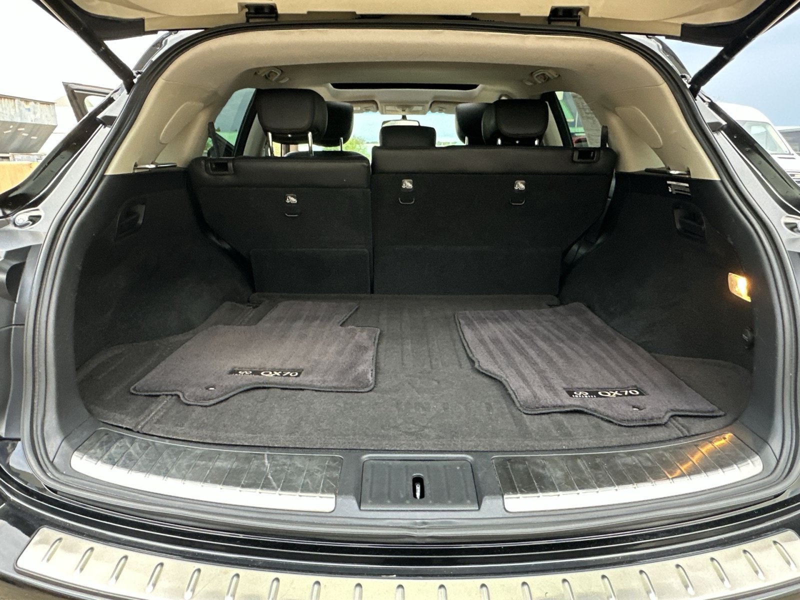 Used 2017 INFINITI QX70 AWD w/ Premium Package image 34