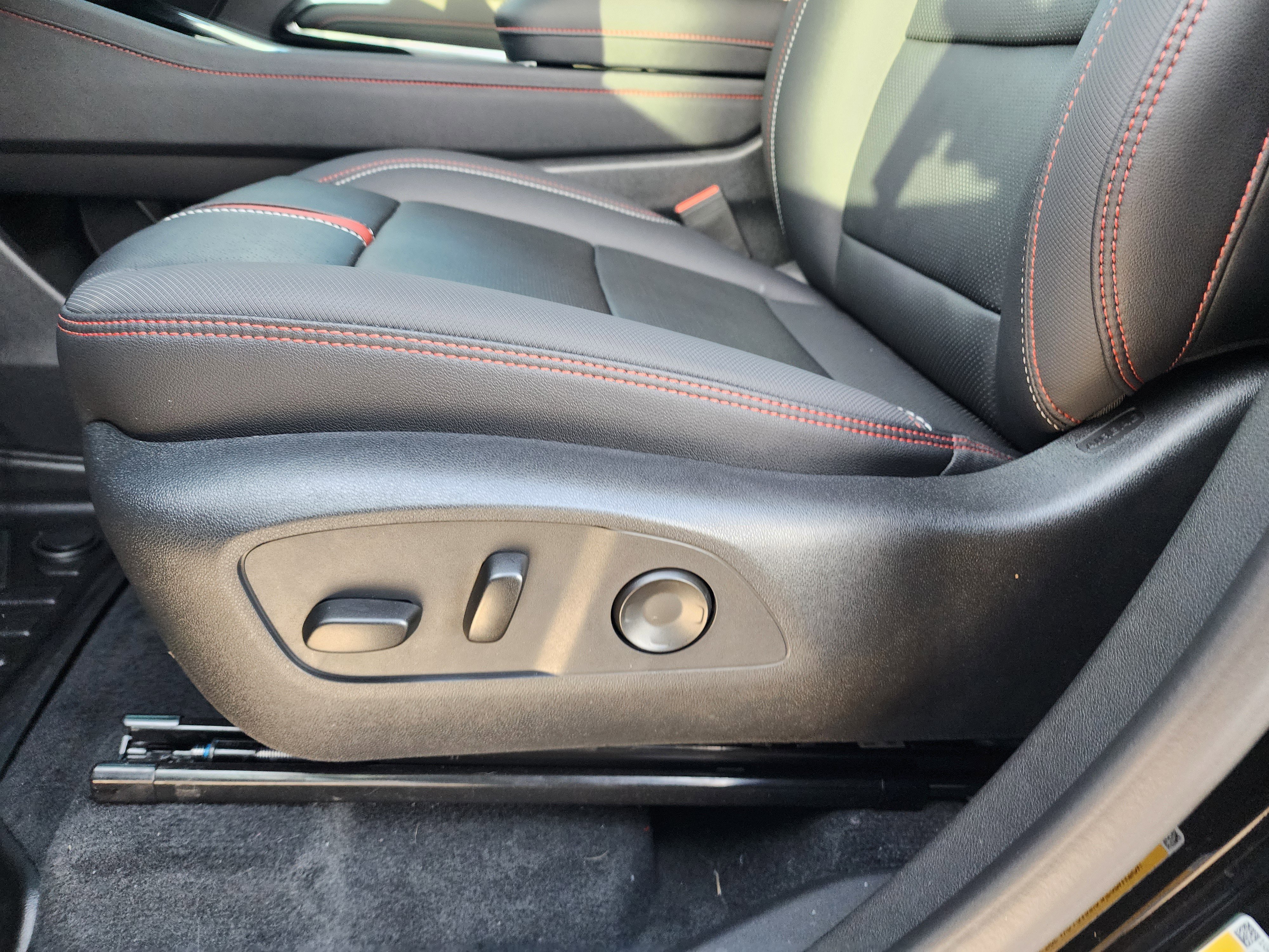 Used 2025 Chevrolet Traverse RS image 27