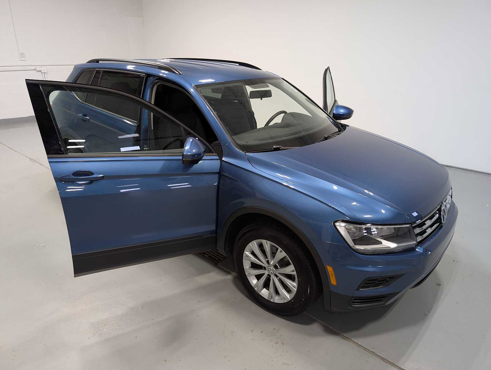 Used 2018 Volkswagen Tiguan S FWD image 16