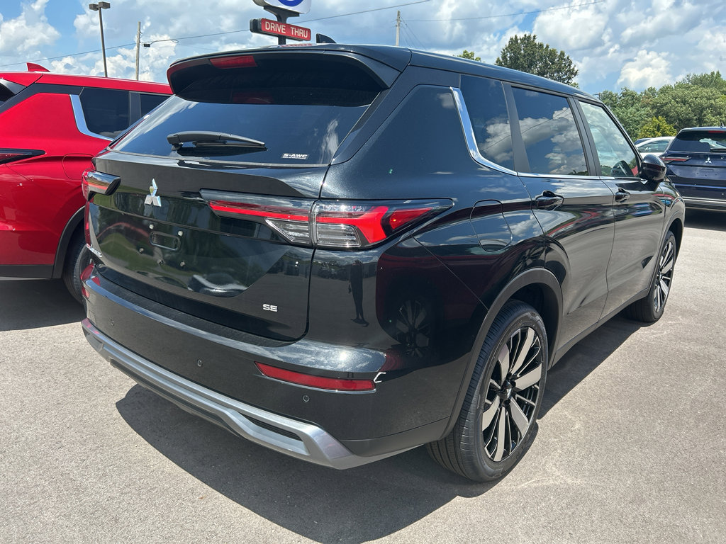New 2025 Mitsubishi Outlander SE image 2