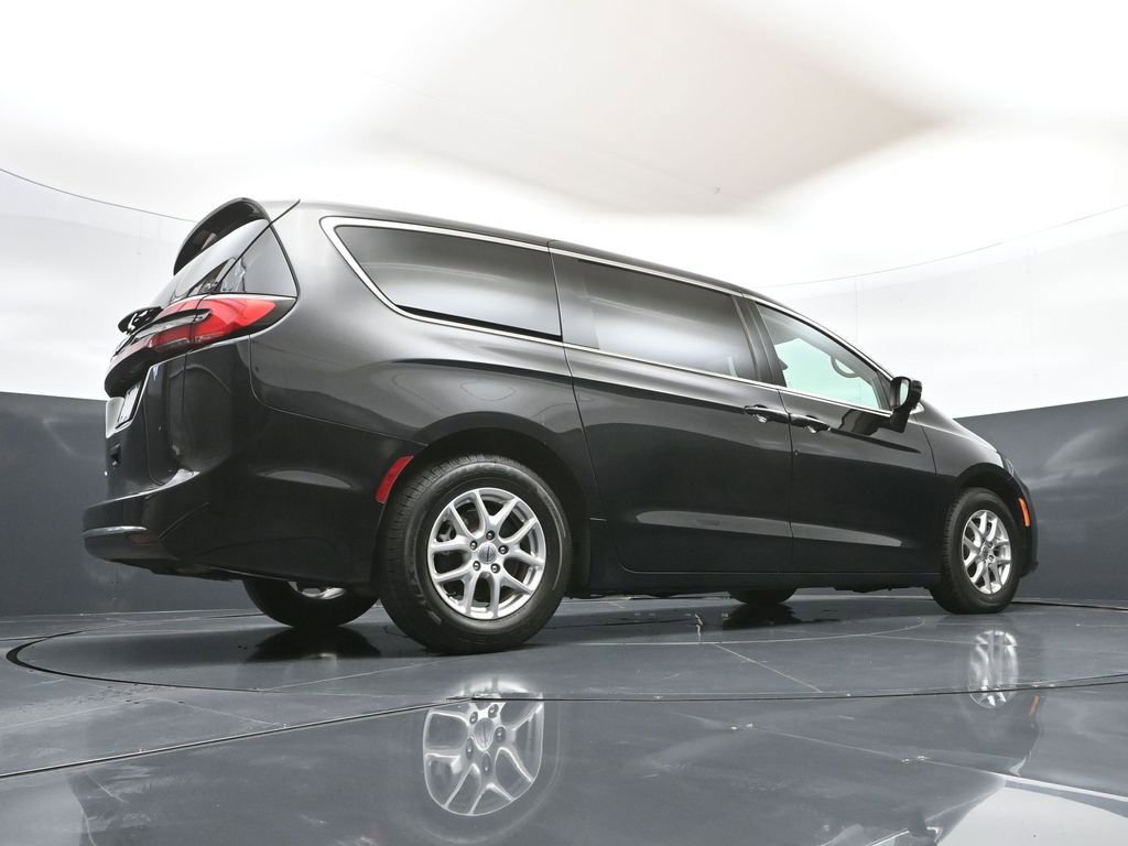 Used 2023 Chrysler Pacifica Touring-L FWD image 41