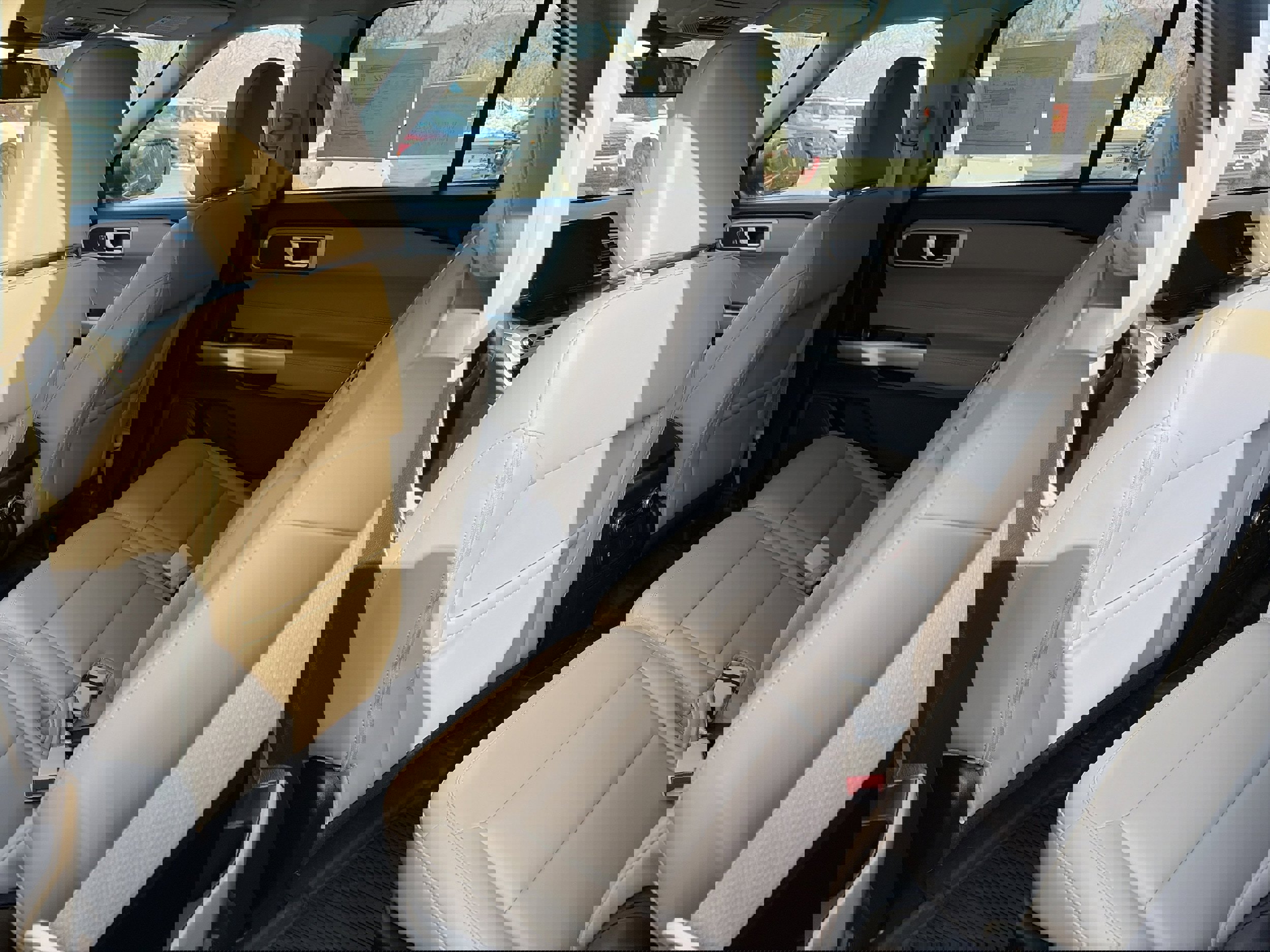 Used 2022 Ford Explorer XLT w/ Equipment Group 202A image 9