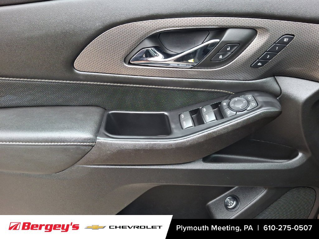 Used 2023 Chevrolet Traverse Premier FWD image 16