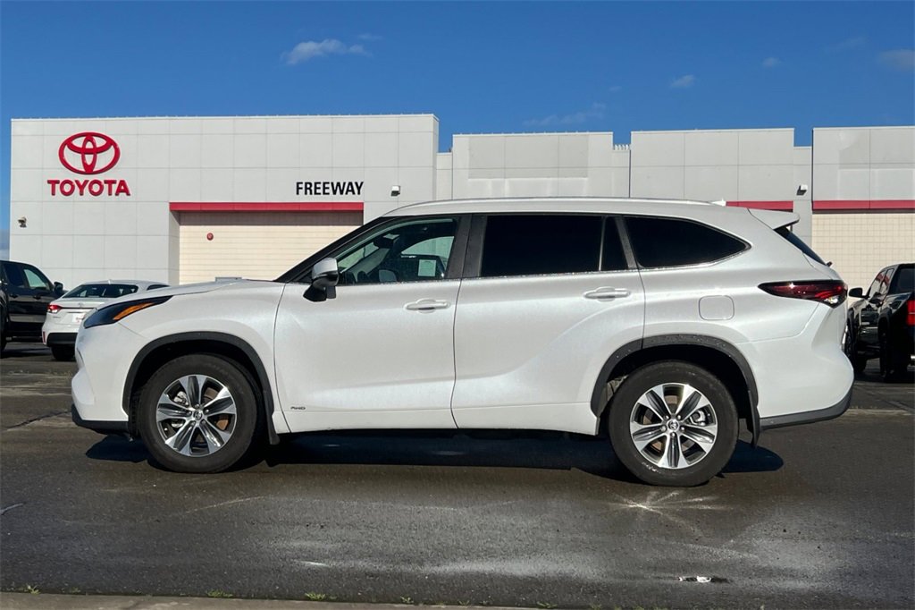 Certified 2025 Toyota Highlander XLE image 9