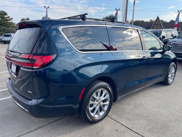 Used 2023 Chrysler Pacifica Touring-L AWD/4WD image 3